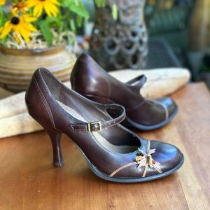 Two Lips brown leather academia Mary Jane heel w/ tiny tassel detail. Size 7.5